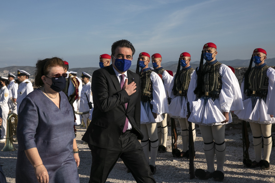 Ημέρα της Ευρώπης: Έπαρση της ελληνικής και της ευρωπαϊκής σημαίας στην Ακρόπολη παρουσία Σακελλαροπούλου – Σχοινά