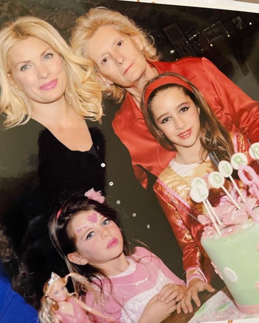 Ελένη Μενεγάκη: Το τρυφερό μήνυμα για τη γιορτή της μητέρας και οι αδημοσίευτες φωτογραφίες 