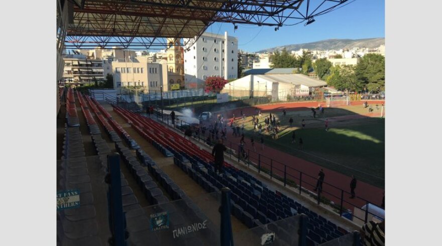 Πανιώνιος-Ηλιούπολη: Ένταση και μετά το τέλος του ματς, αντεγκλήσεις οπαδών και κρότου-λάμψης από την αστυνομία