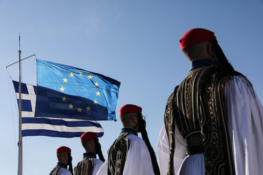 Ημέρα της Ευρώπης: Έπαρση της ελληνικής και της ευρωπαϊκής σημαίας στην Ακρόπολη παρουσία Σακελλαροπούλου – Σχοινά