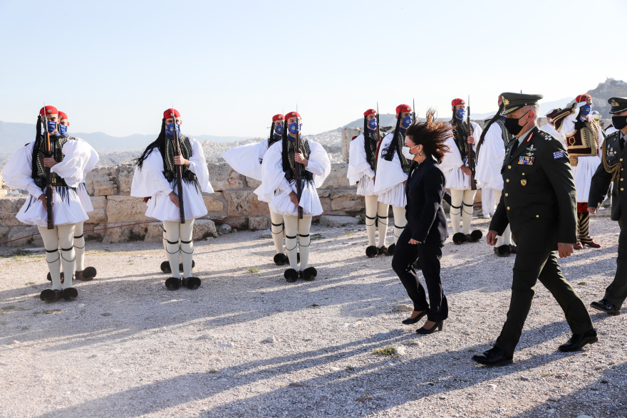 Ημέρα της Ευρώπης: Έπαρση της ελληνικής και της ευρωπαϊκής σημαίας στην Ακρόπολη παρουσία Σακελλαροπούλου – Σχοινά