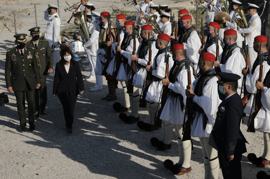 Ημέρα της Ευρώπης: Έπαρση της ελληνικής και της ευρωπαϊκής σημαίας στην Ακρόπολη παρουσία Σακελλαροπούλου – Σχοινά