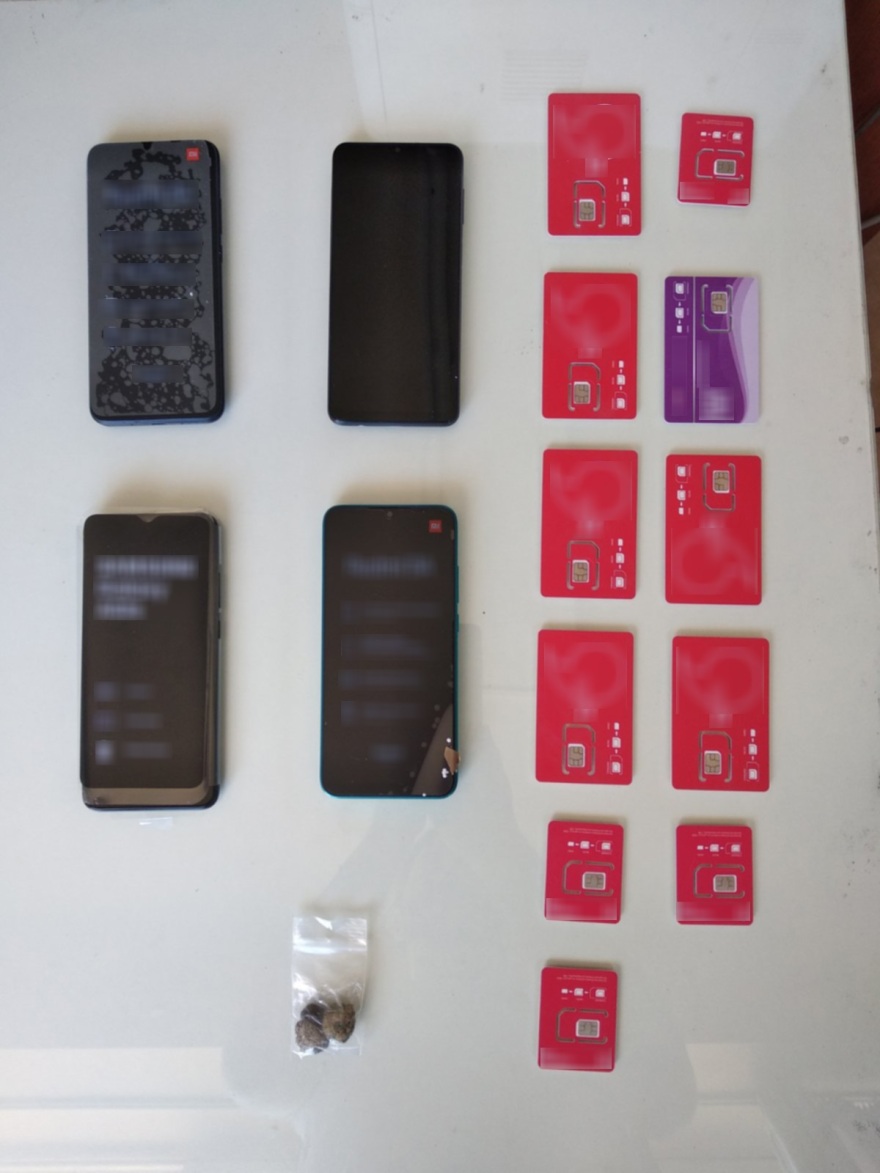 Περπατούσε έξω από τις φυλακές Κορυδαλλού και προσπάθησε να ρίξει μέσα ναρκωτικά 