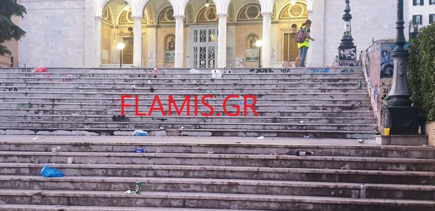 Πάτρα: Κορωνοπάρτι στην Παντάνασσα - Γέμισαν κόσμο τα σκαλιά της εκκλησίας