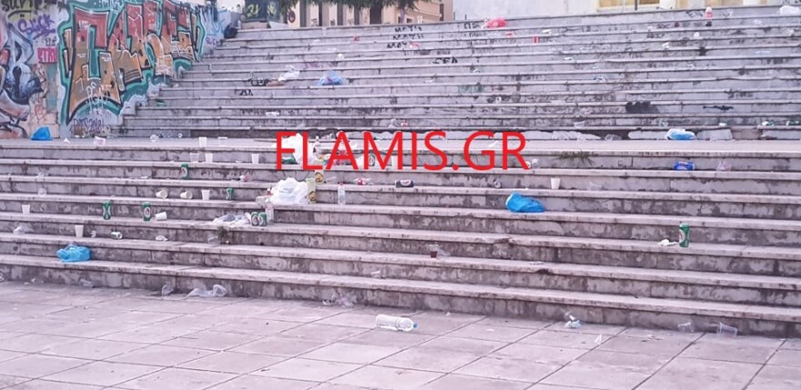 Πάτρα: Κορωνοπάρτι στην Παντάνασσα - Γέμισαν κόσμο τα σκαλιά της εκκλησίας