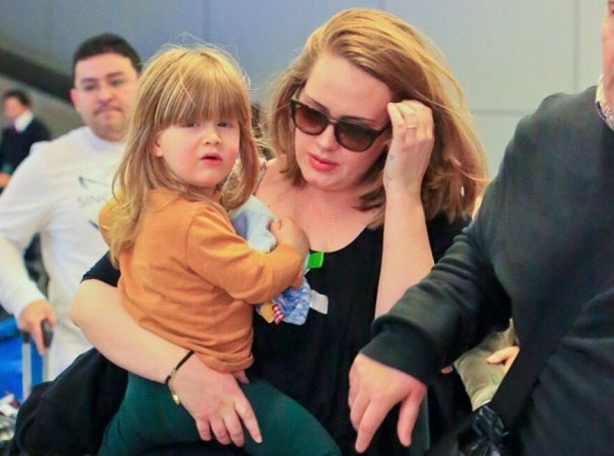 Adele: Έφυγε από τη ζωή ο πατέρας της - Η εγκατάλειψη, οι κακές σχέσεις και η μεταμέλειά του