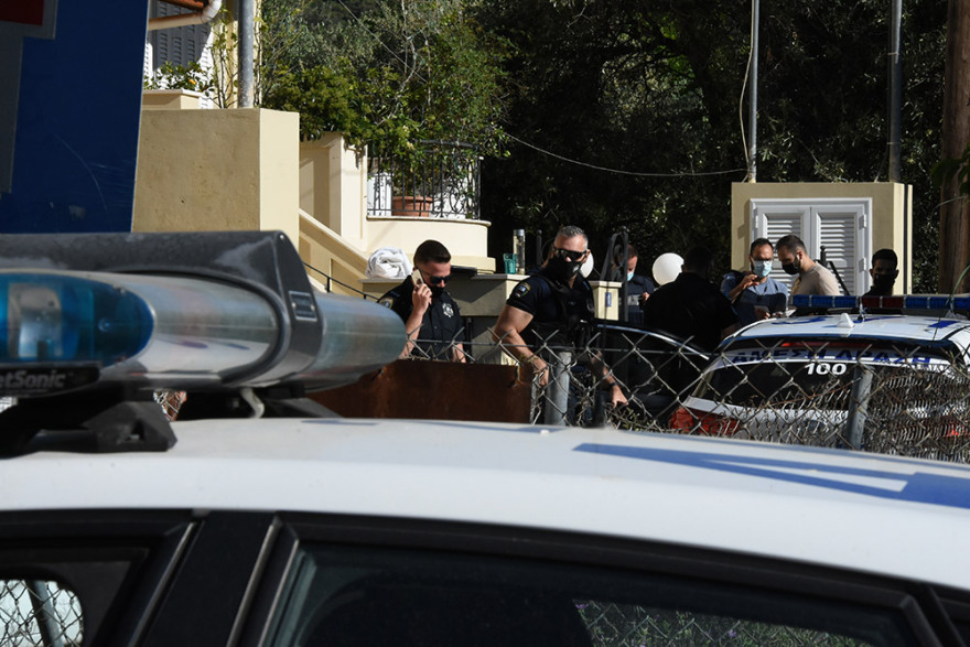 Γλυκά Νερά: Σε κατάσταση σοκ ο σύζυγος της 20χρονης - Με συγγενείς το 11 μηνών μωρό της οικογένειας 