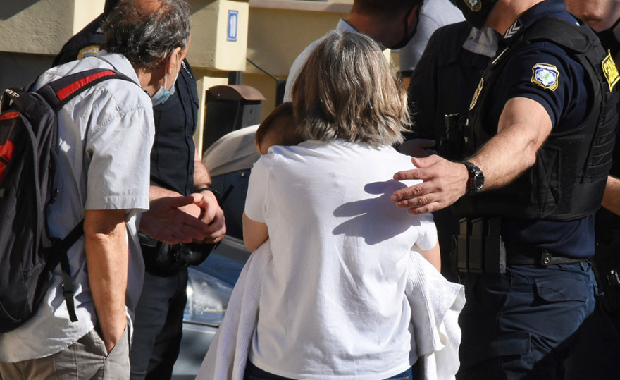 Γλυκά Νερά: Σε κατάσταση σοκ ο σύζυγος της 20χρονης - Με συγγενείς το 11 μηνών μωρό της οικογένειας 