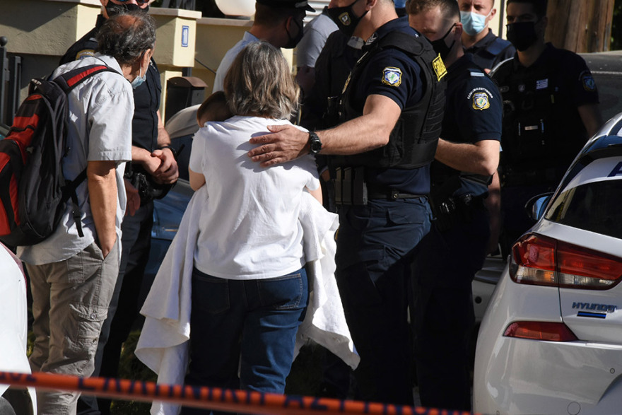 Γλυκά Νερά: Σε κατάσταση σοκ ο σύζυγος της 20χρονης - Με συγγενείς το 11 μηνών μωρό της οικογένειας 