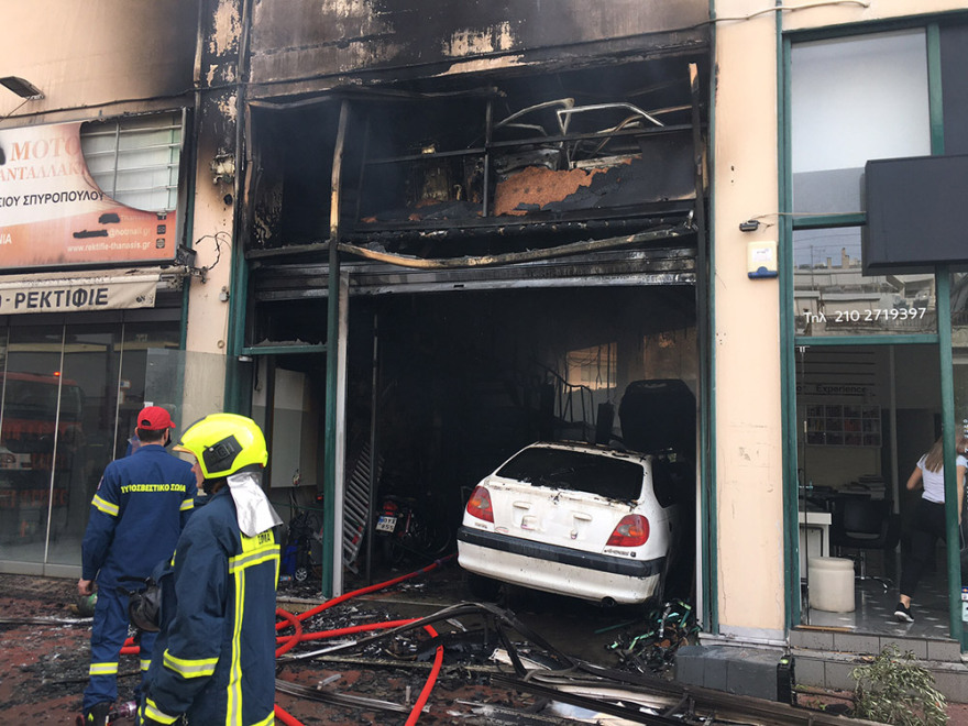 Νέα Ιωνία: Υπό μερικό έλεγχο η φωτιά που ξέσπασε σε συνεργείο αυτοκινήτων