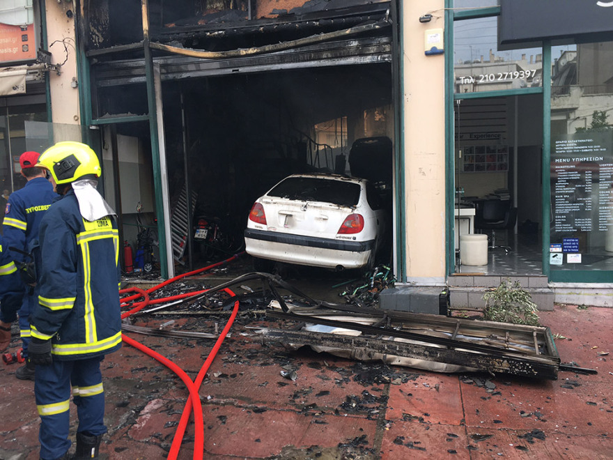 Νέα Ιωνία: Υπό μερικό έλεγχο η φωτιά που ξέσπασε σε συνεργείο αυτοκινήτων