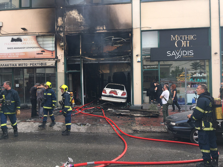 Νέα Ιωνία: Υπό μερικό έλεγχο η φωτιά που ξέσπασε σε συνεργείο αυτοκινήτων