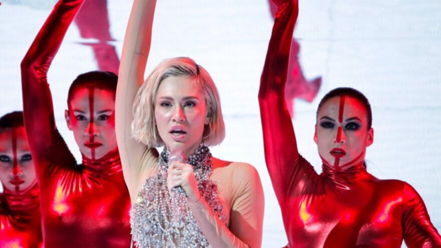 Η Φαίη Σκορδά σπάει τα εμπορικά κοντέρ και η Ελενα Τσαγκρινού εντυπωσιάζει στην Eurovision