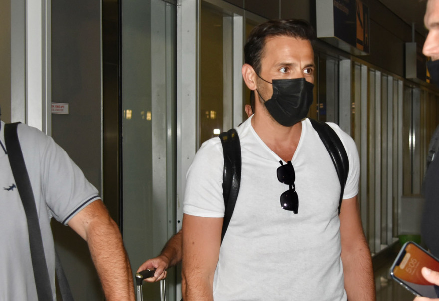 Νίκος Βέρτης: Επέστρεψε στην Ελλάδα ο τραγουδιστής - Πέρασε το βράδυ σε καταφύγιο στο Τελ Αβίβ- Βίντεο 