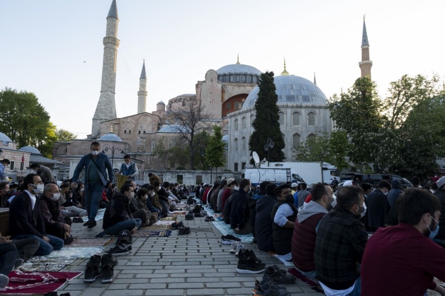 Αγία Σοφία: Χιλιάδες μουσουλμάνοι στην ομαδική προσευχή για το Μπαϊράμι