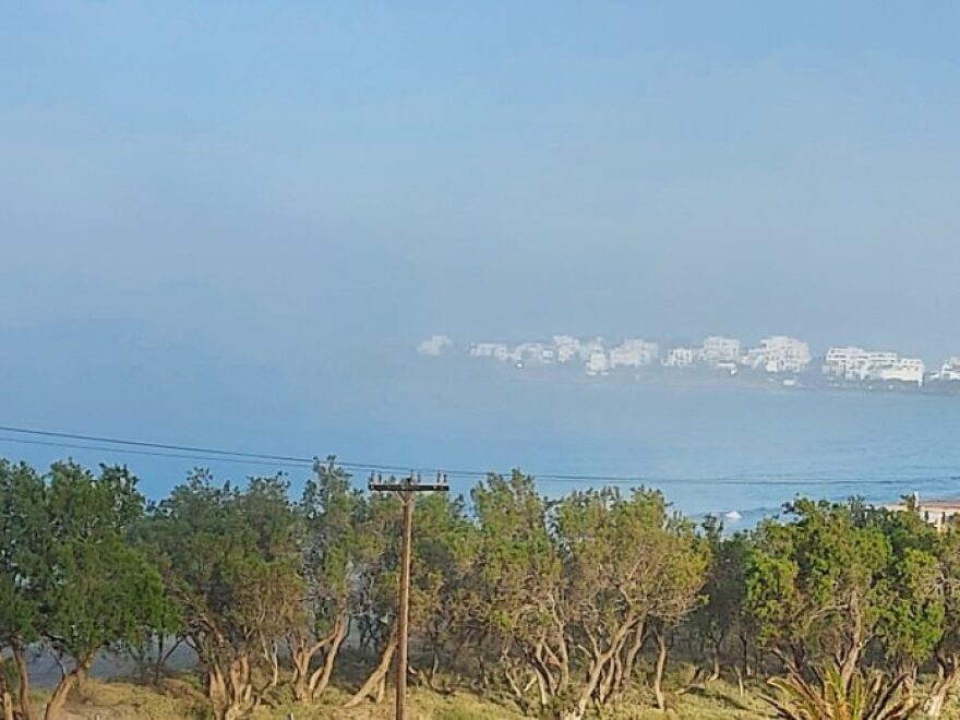«Θαλάσσιος καπνός»: Το εντυπωσιακό φαινόμενο που εμφανίστηκε στην Τήνο και «εξαφάνισε» τη Μύκονο