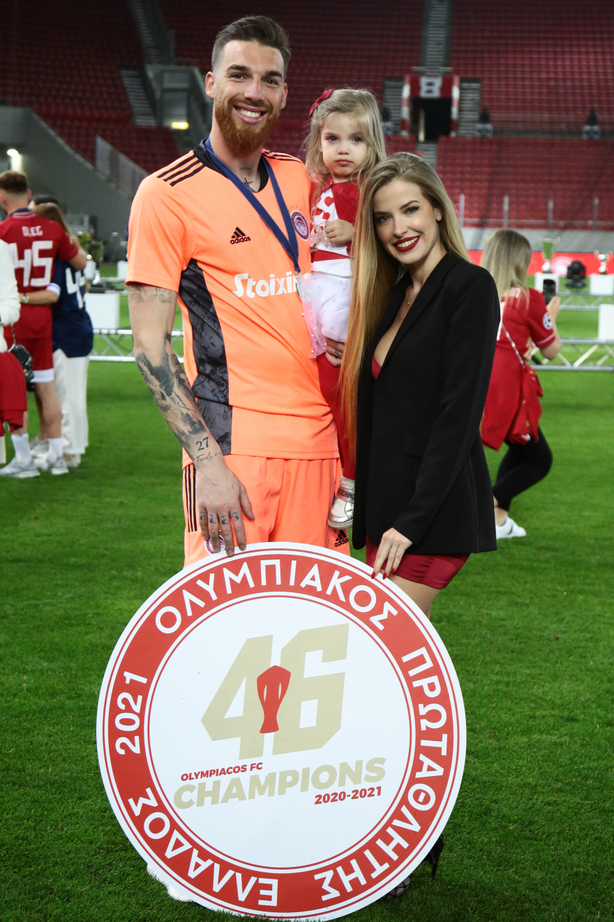 Ρακέλ Γιάκομπ: Η εντυπωσιακή σύζυγος του Ζοζέ Σα του Ολυμπιακού έκλεψε την παράσταση στη φιέστα