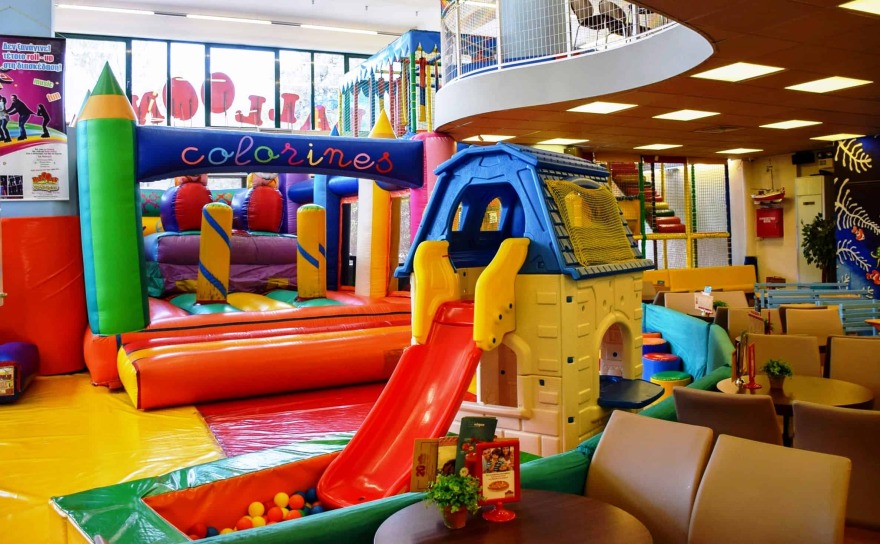 Το lockdown είναι παρελθόν: Τι άλλαξε από το πρωί στις μετακινήσεις, το λιανεμπόριο και την καθημερινότητά μας