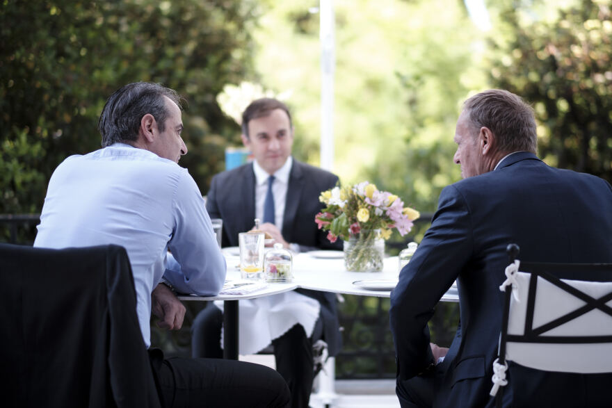 Πρωινό με καγιανά και τηγανίτες παρέθεσε ο Κυριάκος Μητσοτάκης στον Ντόναλντ Τουσκ