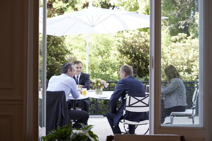 Πρωινό με καγιανά και τηγανίτες παρέθεσε ο Κυριάκος Μητσοτάκης στον Ντόναλντ Τουσκ