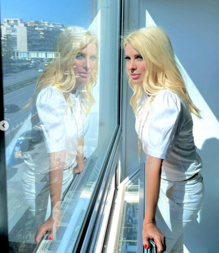 Ελένη Μενεγάκη: Ντυμένη στα λευκά ποζάρει στο νέο της γραφείο στο Mega - Φωτογραφίες