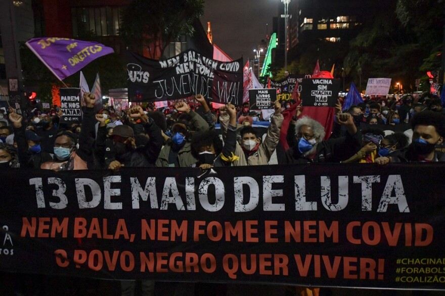 Βραζιλία: Χιλιάδες στη διαδήλωση κατά της αστυνομικής βίας μετά την πρόσφατη «σφαγή» σε φαβέλα