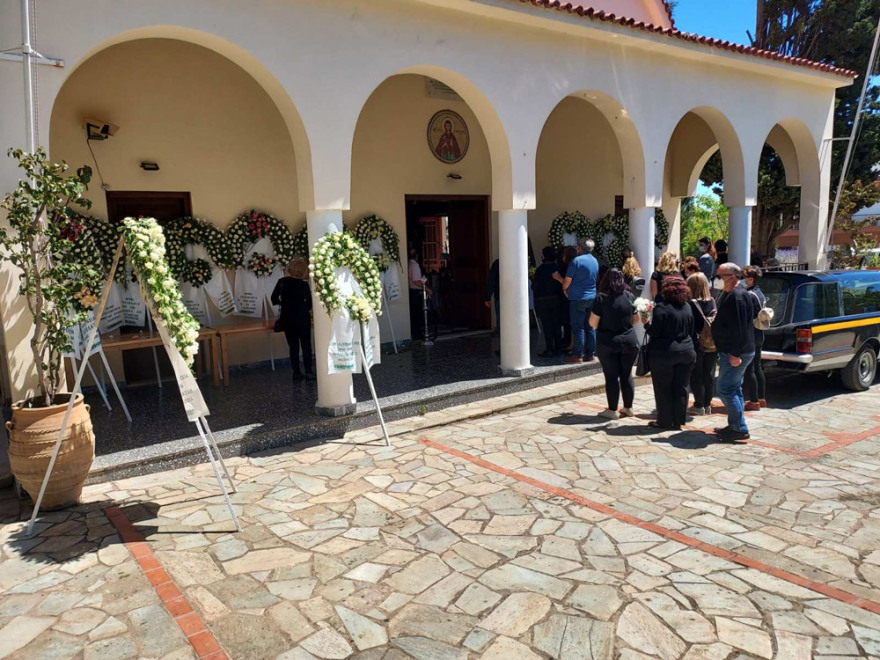 Έγκλημα στα Γλυκά Νερά: Χωρίς να αφήσει στιγμή το παιδί τους από την αγκαλιά του είπε το «αντίο» στη γυναίκα της ζωής του