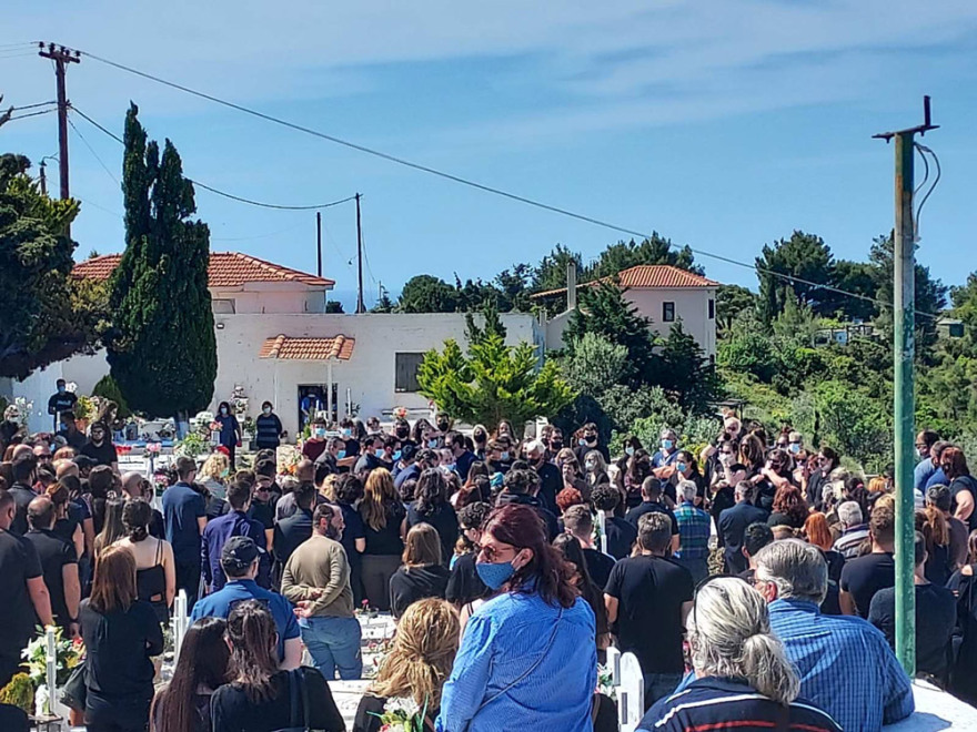 Έγκλημα στα Γλυκά Νερά: Χωρίς να αφήσει στιγμή το παιδί τους από την αγκαλιά του είπε το «αντίο» στη γυναίκα της ζωής του