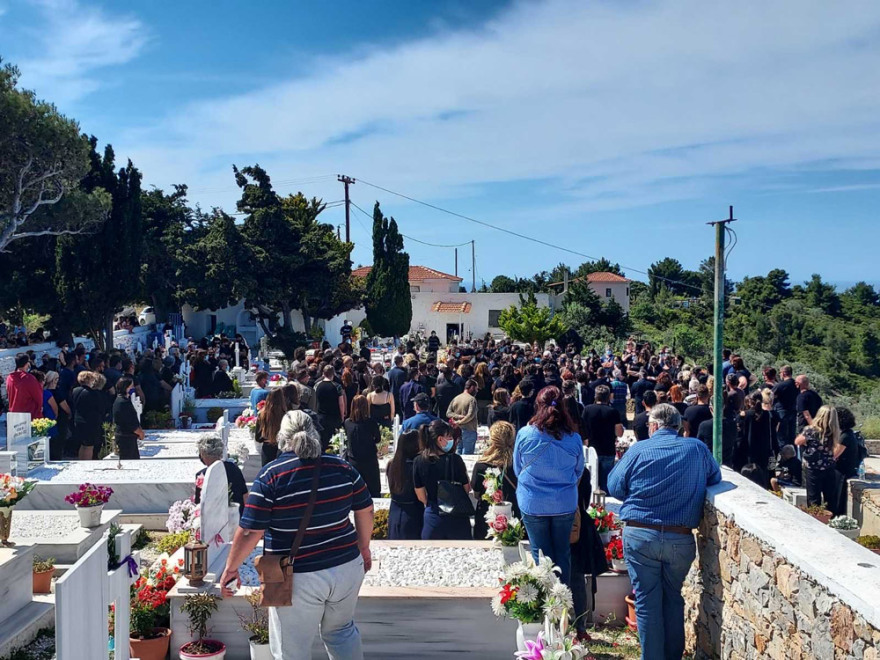 Έγκλημα στα Γλυκά Νερά: Χωρίς να αφήσει στιγμή το παιδί τους από την αγκαλιά του είπε το «αντίο» στη γυναίκα της ζωής του