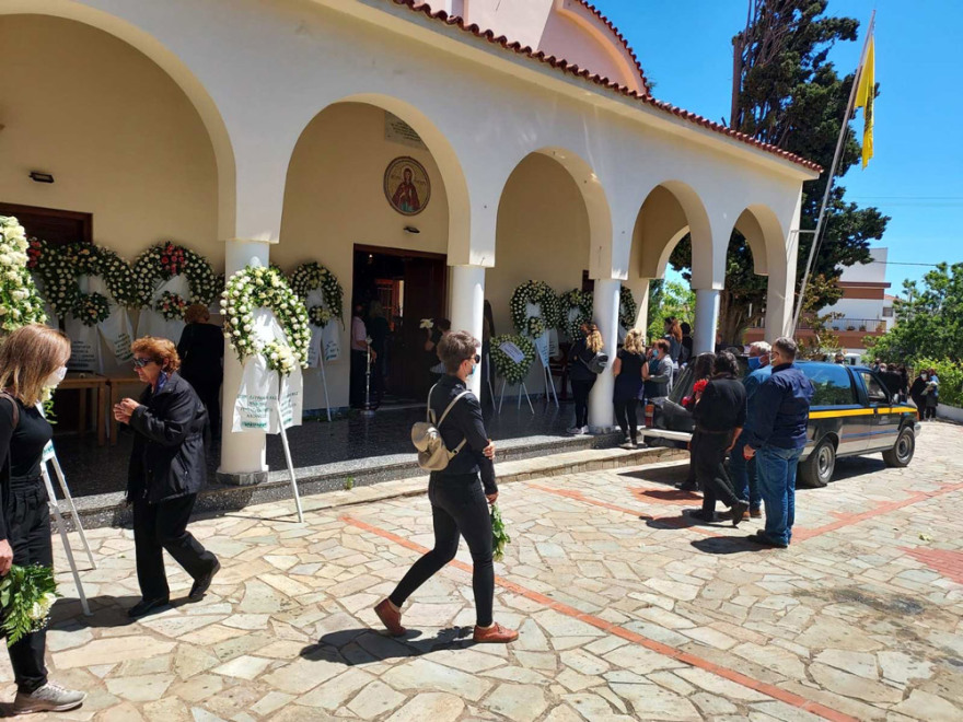 Έγκλημα στα Γλυκά Νερά: Χωρίς να αφήσει στιγμή το παιδί τους από την αγκαλιά του είπε το «αντίο» στη γυναίκα της ζωής του