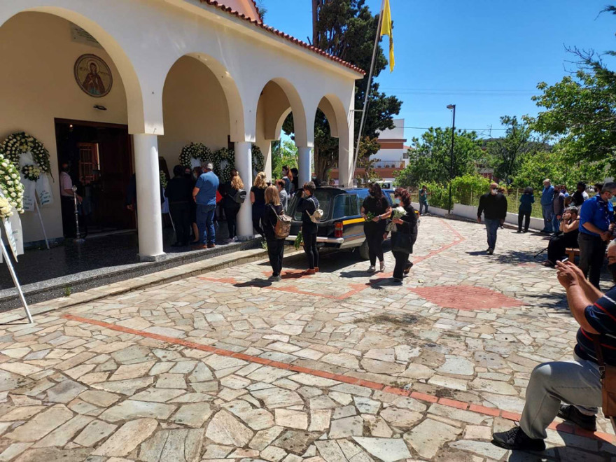 Έγκλημα στα Γλυκά Νερά: Χωρίς να αφήσει στιγμή το παιδί τους από την αγκαλιά του είπε το «αντίο» στη γυναίκα της ζωής του