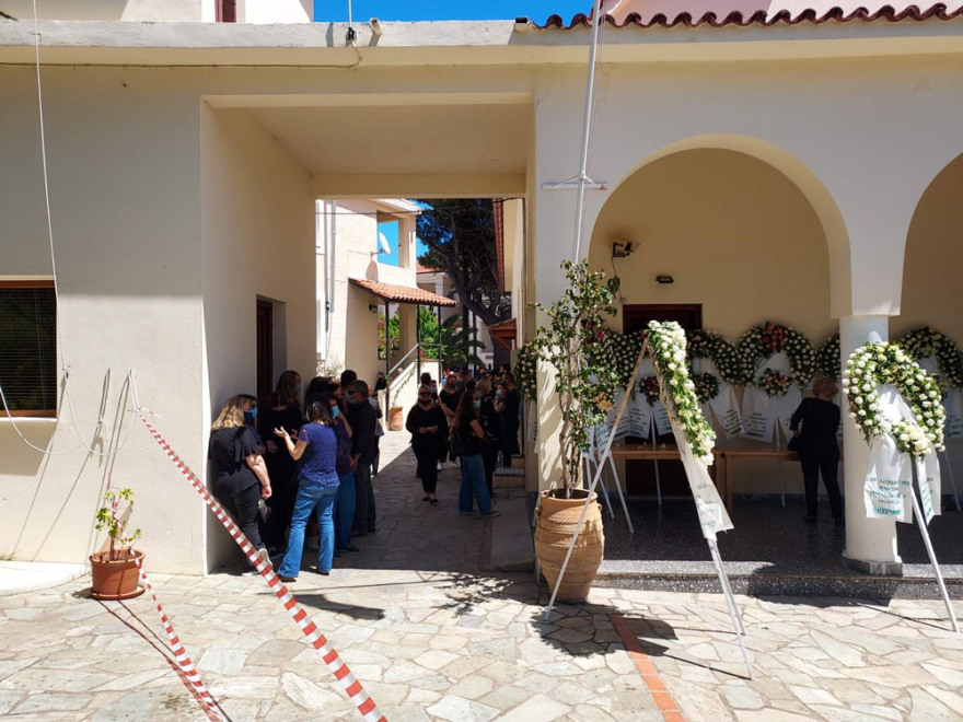 Έγκλημα στα Γλυκά Νερά: Χωρίς να αφήσει στιγμή το παιδί τους από την αγκαλιά του είπε το «αντίο» στη γυναίκα της ζωής του