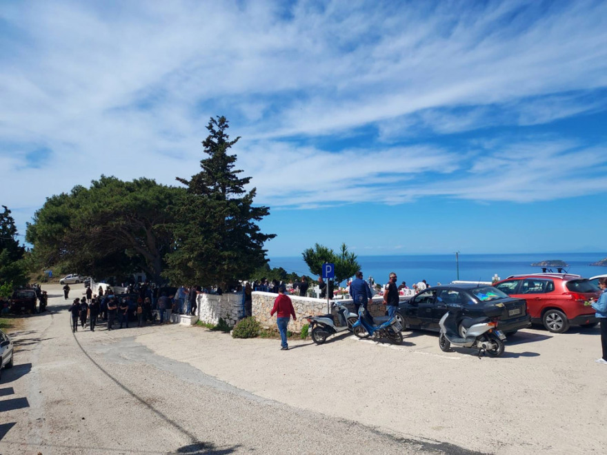 Έγκλημα στα Γλυκά Νερά: Χωρίς να αφήσει στιγμή το παιδί τους από την αγκαλιά του είπε το «αντίο» στη γυναίκα της ζωής του