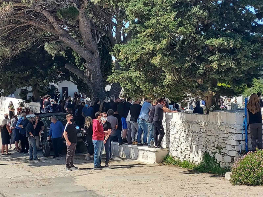 Έγκλημα στα Γλυκά Νερά: Χωρίς να αφήσει στιγμή το παιδί τους από την αγκαλιά του είπε το «αντίο» στη γυναίκα της ζωής του