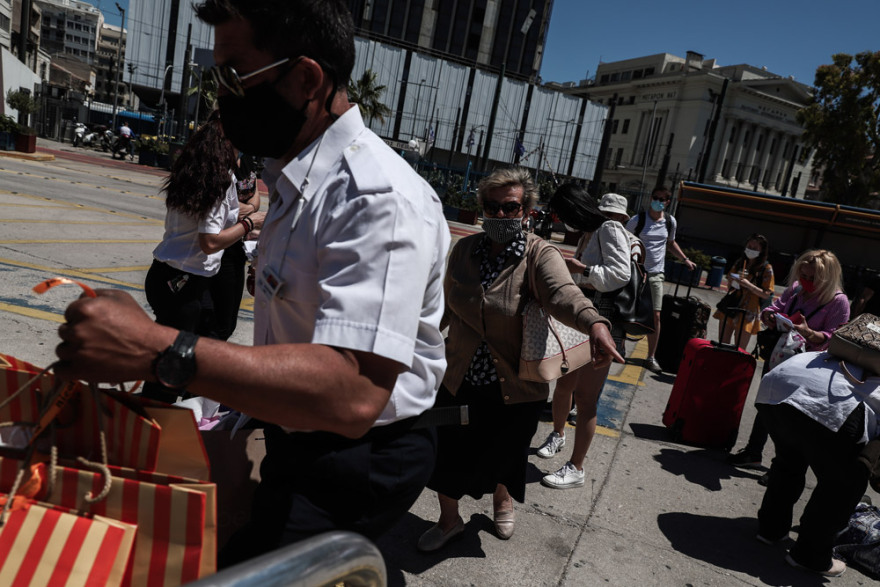 «Άνοιξαν» οι διαπεριφερειακές μετακινήσεις - Όπου φύγει… φύγει για νησιά και εξοχικά οι Έλληνες