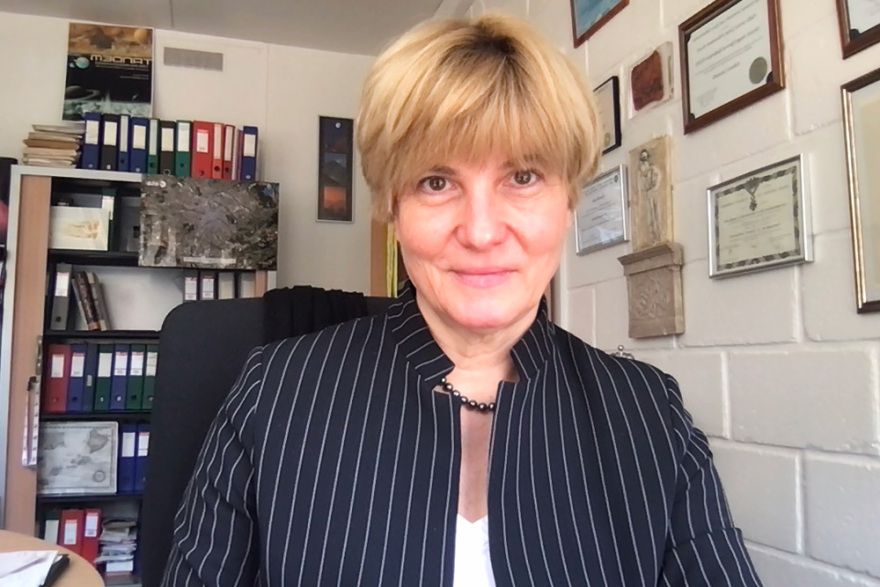 Η Αθηνά Κουστένη στον Δανίκα: «O Tιτάνας θα είναι η επόμενη Γη»