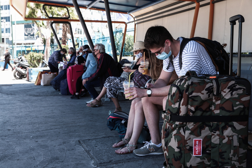 Μετακινήσεις - Η πρώτη μεγάλη έξοδος: Αυξημένη κίνηση στο λιμάνι του Πειραιά - Δείτε εικόνες και βίντεο