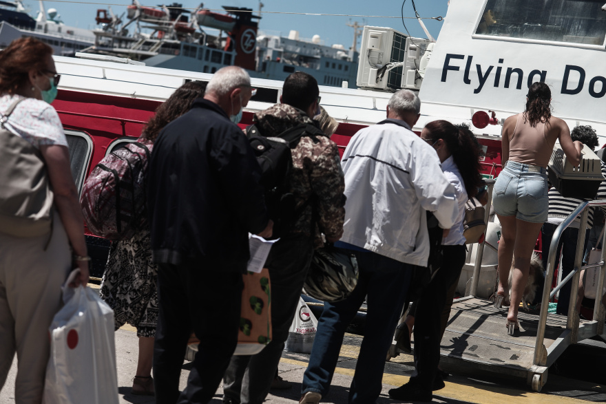 Μετακινήσεις - Η πρώτη μεγάλη έξοδος: Αυξημένη κίνηση στο λιμάνι του Πειραιά - Δείτε εικόνες και βίντεο