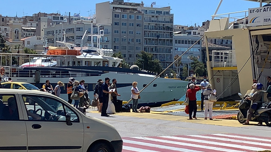 Μετακινήσεις - Η πρώτη μεγάλη έξοδος: Αυξημένη κίνηση στο λιμάνι του Πειραιά - Δείτε εικόνες και βίντεο