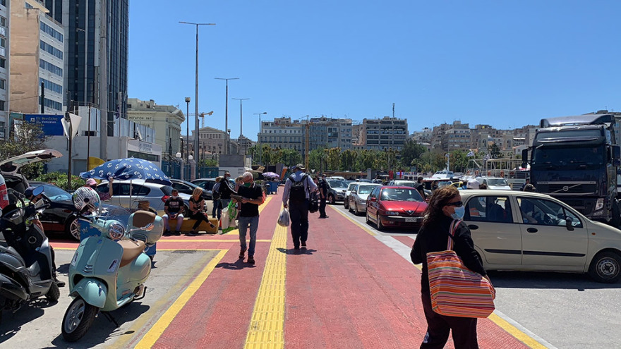 Μετακινήσεις - Η πρώτη μεγάλη έξοδος: Αυξημένη κίνηση στο λιμάνι του Πειραιά - Δείτε εικόνες και βίντεο