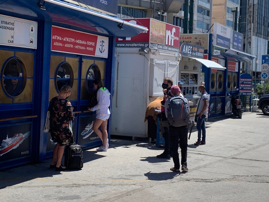 Μετακινήσεις - Η πρώτη μεγάλη έξοδος: Αυξημένη κίνηση στο λιμάνι του Πειραιά - Δείτε εικόνες και βίντεο