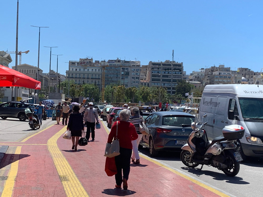 Μετακινήσεις - Η πρώτη μεγάλη έξοδος: Αυξημένη κίνηση στο λιμάνι του Πειραιά - Δείτε εικόνες και βίντεο