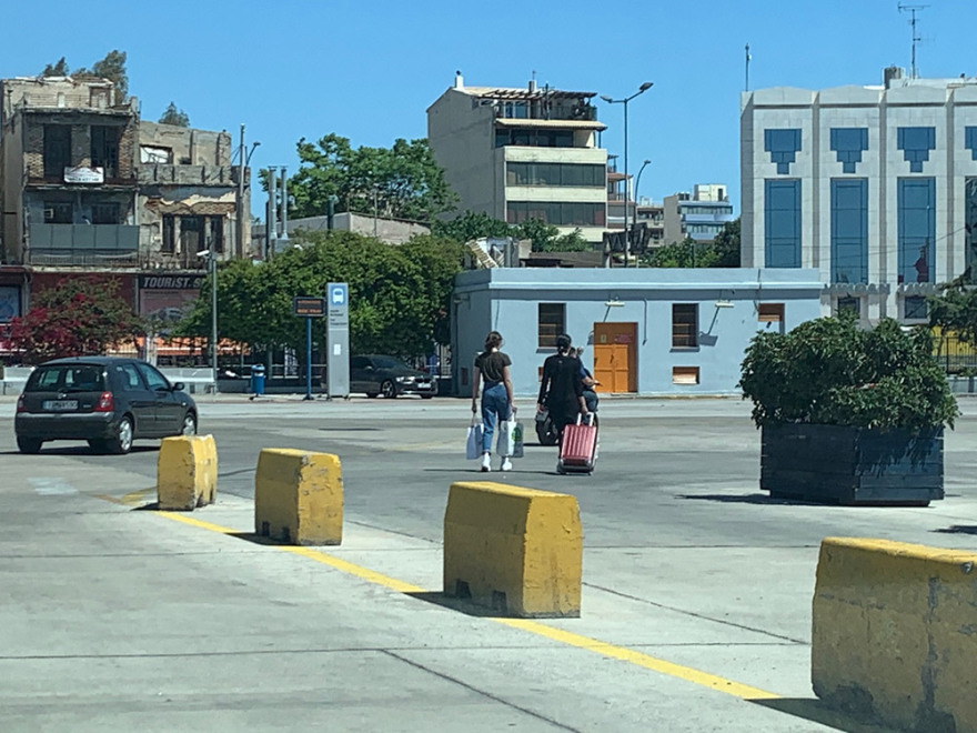 Μετακινήσεις - Η πρώτη μεγάλη έξοδος: Αυξημένη κίνηση στο λιμάνι του Πειραιά - Δείτε εικόνες και βίντεο