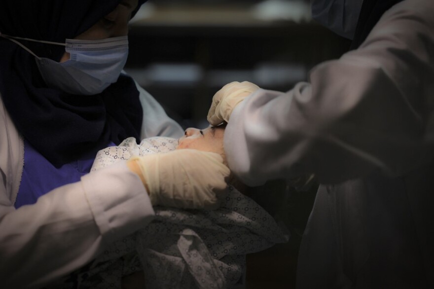 Γάζα: Δείτε το μωράκι που ανασύρθηκε από τα ερείπια μετά από βομβαρδισμό που σκότωσε 10 μέλη της οικογένειάς του