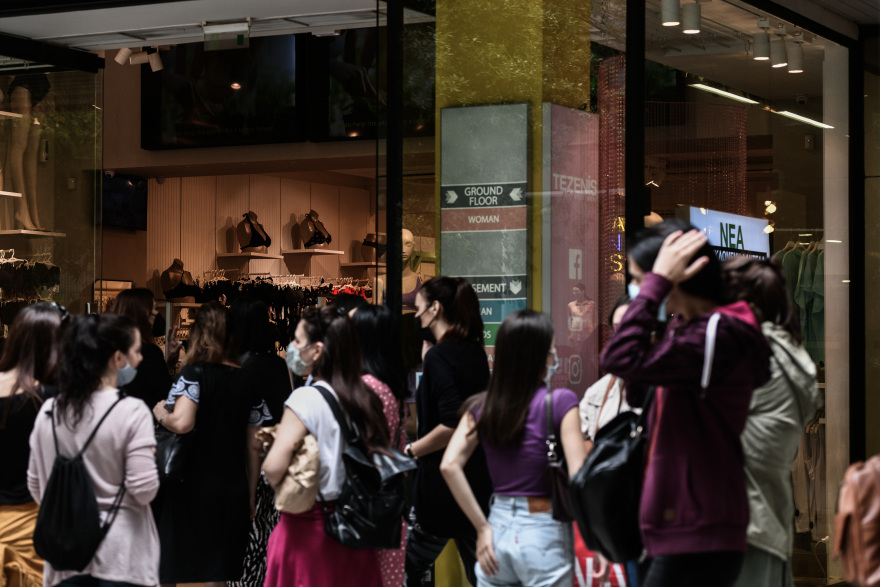 Άρση lockdown: Πρώτο Σάββατο «ελευθερίας» με ψώνια, βόλτες και «αποδράσεις» από τις πόλεις (Φωτογραφίες, βίντεο)