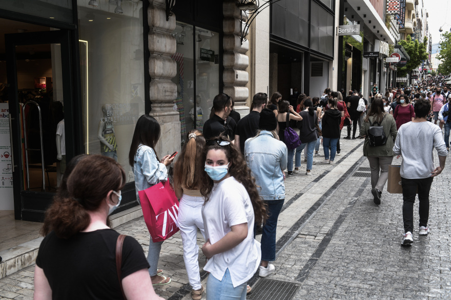 Άρση lockdown: Πρώτο Σάββατο «ελευθερίας» με ψώνια, βόλτες και «αποδράσεις» από τις πόλεις (Φωτογραφίες, βίντεο)