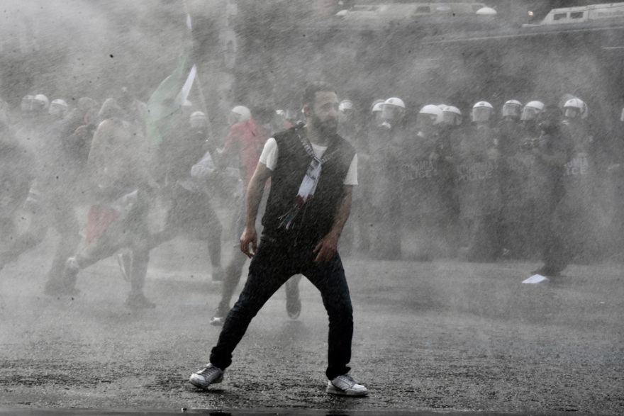 Επεισόδια έξω από την ισραηλινή πρεσβεία: Τρεις συλλήψεις, δύο αστυνομικοί τραυματίστηκαν - Φωτογραφίες και βίντεο