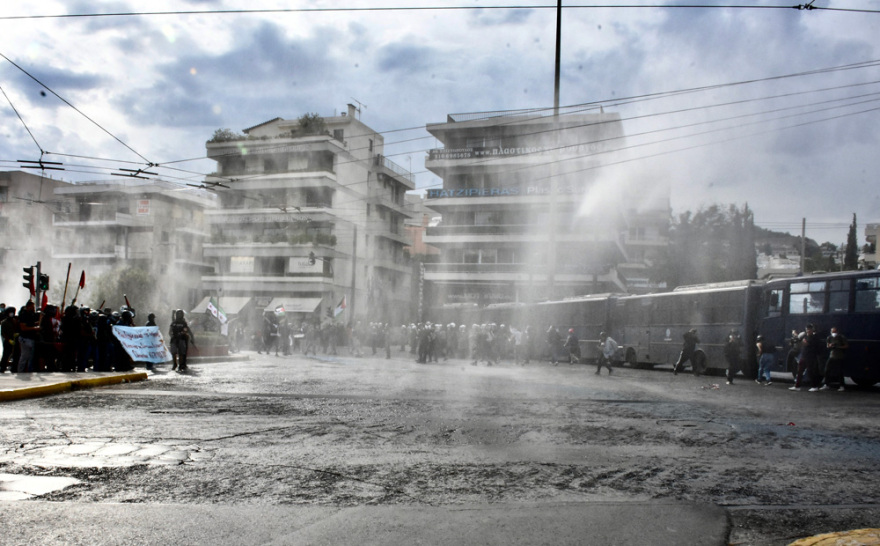 Επεισόδια έξω από την ισραηλινή πρεσβεία: Τρεις συλλήψεις, δύο αστυνομικοί τραυματίστηκαν - Φωτογραφίες και βίντεο