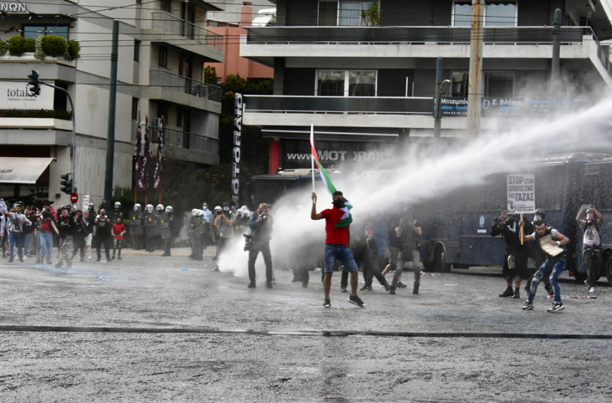 Επεισόδια έξω από την ισραηλινή πρεσβεία: Τρεις συλλήψεις, δύο αστυνομικοί τραυματίστηκαν - Φωτογραφίες και βίντεο