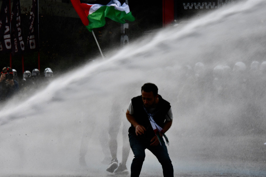 Επεισόδια έξω από την ισραηλινή πρεσβεία: Τρεις συλλήψεις, δύο αστυνομικοί τραυματίστηκαν - Φωτογραφίες και βίντεο